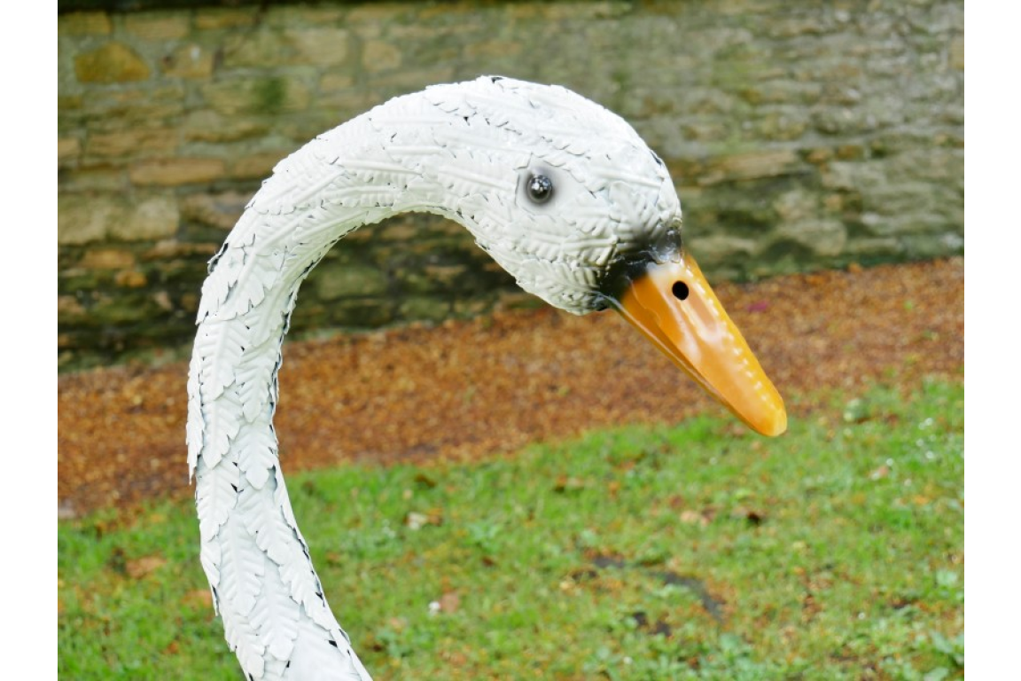 METAL SWAN GARDEN STATUE, LARGE SWAN GARDEN SCULPTURE