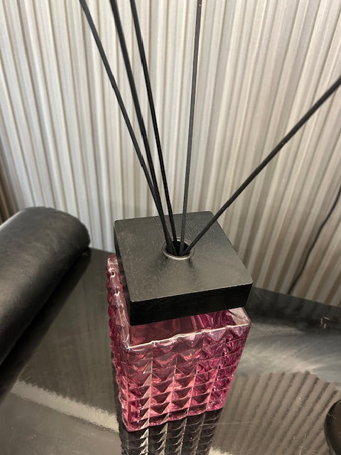 Oud and Bergamot 1000ml Reed Diffuser in square bottle