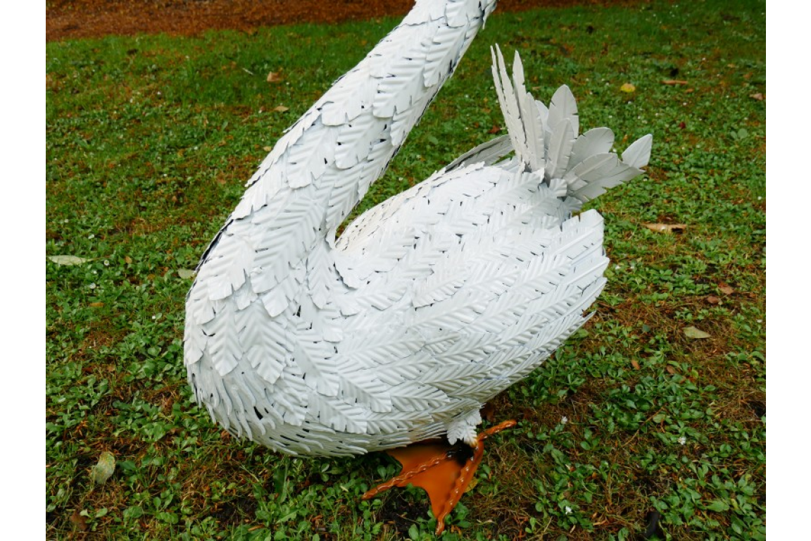 METAL SWAN GARDEN STATUE, LARGE SWAN GARDEN SCULPTURE 100cm high