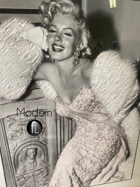 Marilyn Monroe Perfume Picture white and pink in mirror frame, 85 x45 cm