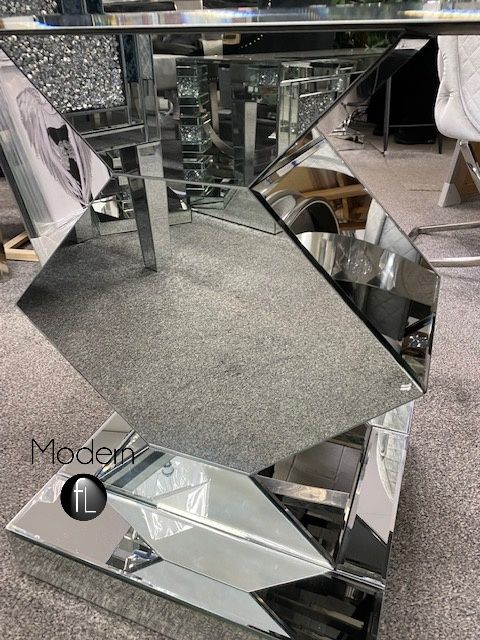 Mirrored and crushed crystal diamond pedestal